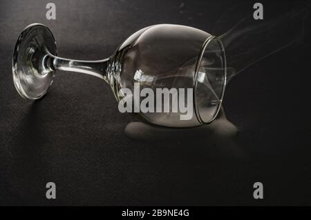 Bicchiere da vino con emissione di fumo bianco su sfondo nero Foto Stock