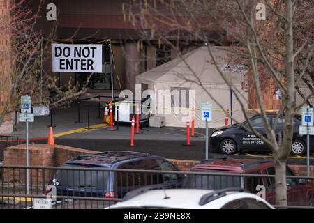 Portland, Stati Uniti. 24 Marzo 2020. All'esterno dell'ingresso di emergenza del Providence Medical Center di Portland, Ora., il 24 marzo 2020 viene raffigurata una tenda. Ieri il governatore Kate Brown ha emesso oggi un ordine esecutivo a livello statale per rimanere a casa, tranne per i bisogni essenziali, come più estreme misure di distanza sociale mirano a rallentare la diffusione del romanzo coronavirus (COVID-19) e appiattire la curva. (Foto di Alex Milan Tracy/Sipa USA) Credit: Sipa USA/Alamy Live News Foto Stock