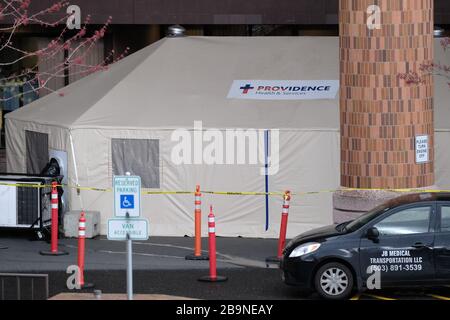 Portland, Stati Uniti. 24 Marzo 2020. All'esterno dell'ingresso di emergenza del Providence Medical Center di Portland, Ora., il 24 marzo 2020 viene raffigurata una tenda. Ieri il governatore Kate Brown ha emesso oggi un ordine esecutivo a livello statale per rimanere a casa, tranne per i bisogni essenziali, come più estreme misure di distanza sociale mirano a rallentare la diffusione del romanzo coronavirus (COVID-19) e appiattire la curva. (Foto di Alex Milan Tracy/Sipa USA) Credit: Sipa USA/Alamy Live News Foto Stock