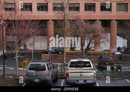 Portland, Stati Uniti. 24 Marzo 2020. Le tende sono raffigurate all'esterno dell'ingresso di emergenza al Providence Medical Center di Portland, Ora., il 24 marzo 2020. Ieri il governatore Kate Brown ha emesso oggi un ordine esecutivo a livello statale per rimanere a casa, tranne per i bisogni essenziali, come più estreme misure di distanza sociale mirano a rallentare la diffusione del romanzo coronavirus (COVID-19) e appiattire la curva. (Foto di Alex Milan Tracy/Sipa USA) Credit: Sipa USA/Alamy Live News Foto Stock