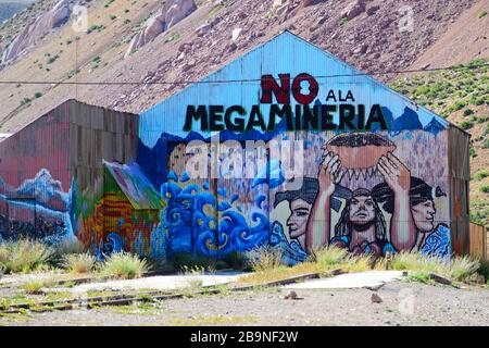 Protesta, No a Megamine, graffiti sulla facciata della casa, Puente del Inca, vicino a Uspallata, provincia di Mendoza, Argentina Foto Stock