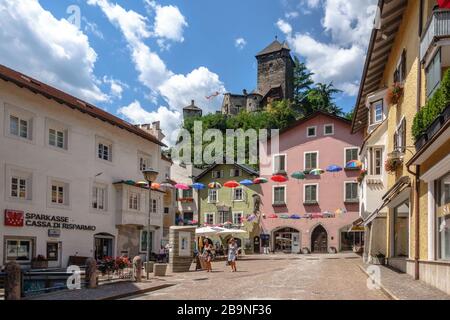 Burg Branzolll si affaccia su una piazza a chiusa / Klausen in Alto Adige, Italia Foto Stock