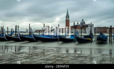 Il livello dell'acqua sale all'altezza dei marciapiedi e fa sì che le gondole di Piazza San Marco si snidino, Venezia, Veneto, Italia Foto Stock