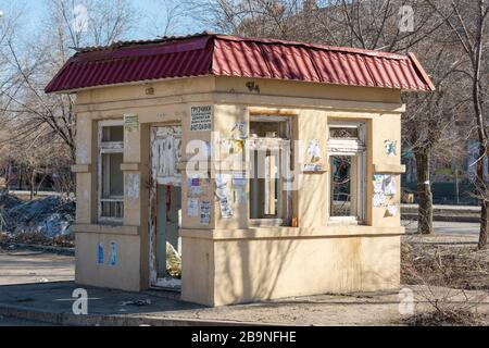 Volgograd, Russia - 9 febbraio 2016: Piccolo edificio abbandonato senza finestre e porte Foto Stock