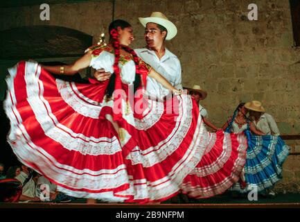 Ballerini tradizionali si esibiscono in Messico Foto Stock