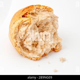 Primo piano di un pane su sfondo bianco Foto Stock