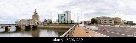 Cedar Rapids, Iowa, USA - 31 agosto 2019: Vista della città lungo la 3rd Avenue, con una persona cieca che cammina verso la macchina fotografica Foto Stock