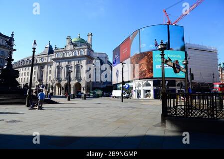 Piccadilly Circus, Londra il giorno prima della chiusura a causa della pandemia di Coronavirus 2020 Foto Stock