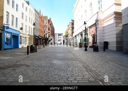 Un deserto Covent Garden Market, il giorno prima del blocco di Londra come risultato della pandemia di Coronavirus del 2020 Foto Stock