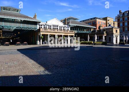 Un deserto Covent Garden Market, il giorno prima del blocco di Londra come risultato della pandemia di Coronavirus del 2020 Foto Stock