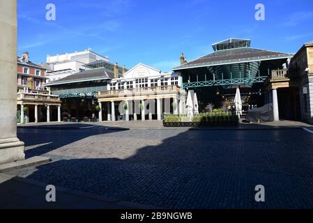 Un deserto Covent Garden Market, il giorno prima del blocco di Londra come risultato della pandemia di Coronavirus del 2020 Foto Stock