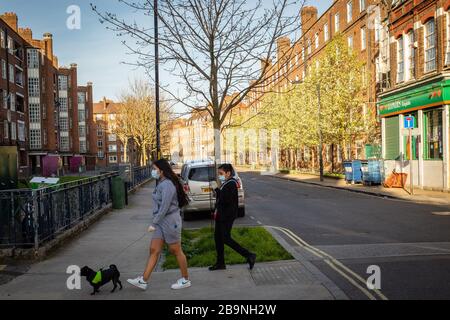 Londra UK 24 Marzo 2020 persone a Kinglake Esate South London un giorno dopo il primo Ministro britannico, Boris Johnson, ha annunciato una rigorosa misura di blocco Foto Stock