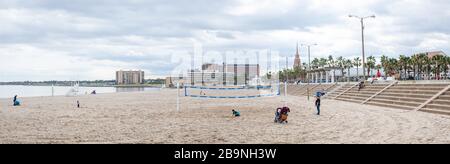 Corpus Christi, Texas, USA - 17 novembre 2019: Persone che trascorrono la giornata a McGee Beach Foto Stock