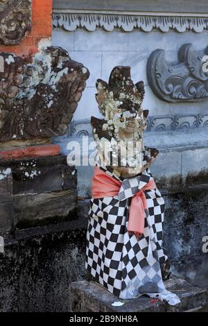 Statua di gate, Pura Meru tempio indù, città di Mataram, Isola di Lombok, West Nusa Tenggara Provincia, Indonesia Foto Stock