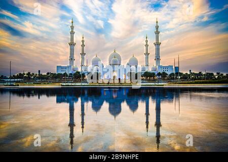 Gran Moschea e riflessione di Sheikh Zayed a Fountain at Sunset - Abu Dhabi, Emirati Arabi Uniti (Emirati Arabi Uniti) Foto Stock