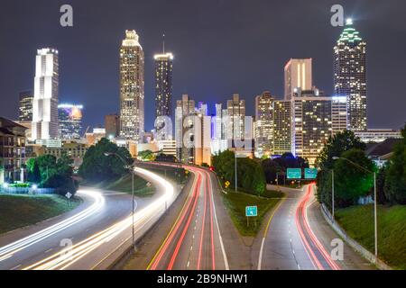 Skyline del centro di Atlanta e traffico stradale offuscato di notte - Atlanta, Georgia, Stati Uniti Foto Stock