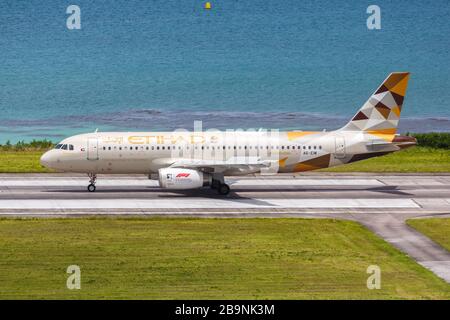 Mahe, Seychelles – 9 febbraio 2020: Aereo Etihad Airbus A320 all’aeroporto di Mahe (SEZ) alle Seychelles. Airbus è un produttore europeo di aeromobili b Foto Stock