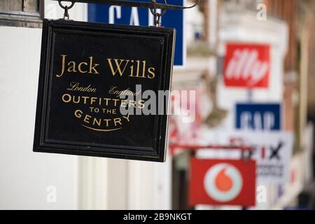 Un cartello si trova all'esterno di un negozio di abbigliamento Jack Wills a Guildford, U.K. Venerdì 20 marzo 2020 Foto Stock