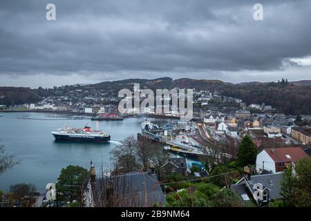 Vista da Druim Mor sul porto dei traghetti di Oban in Scozia Foto Stock