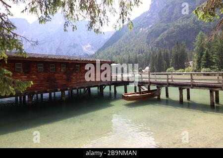 Capanna di legno sul lago di Braies, Dolomiti, Italia Foto Stock