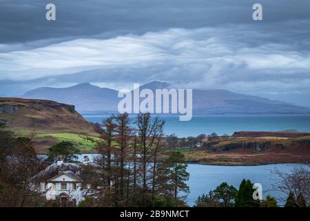 Drammatiche nuvole piovose sull'Isola di Mull - vista da Druim Mor a Oban, Scozia Foto Stock