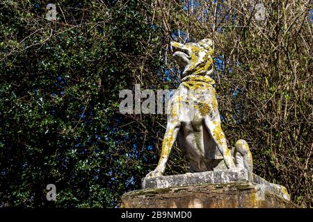 Uno dei due cani di sculture Alcibiades che custodiscono l'ingresso del Bonner Gate a Victoria Park, Londra, Regno Unito Foto Stock