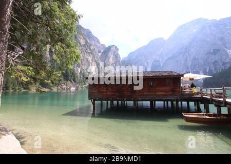 Capanna di legno sul lago di Braies, Dolomiti, Italia Foto Stock