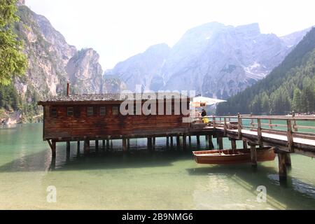 Capanna di legno sul lago di Braies, Dolomiti, Italia Foto Stock