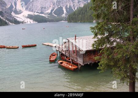 Capanna di legno sul lago di Braies, Dolomiti, Italia Foto Stock