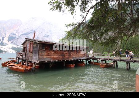 Capanna di legno sul lago di Braies, Dolomiti, Italia Foto Stock