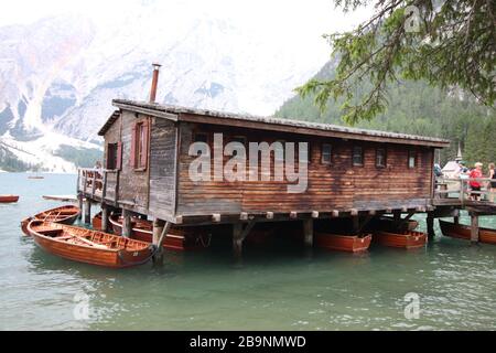 Capanna di legno sul lago di Braies, Dolomiti, Italia Foto Stock