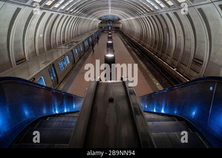 Washington, DC, USA. 24 Marzo 2020. Una stazione della metropolitana quasi vuota a metà giornata a Washington, DC, martedì 24 marzo 2020. Ad oggi gli Stati Uniti hanno 52,966 casi di virus Corona e 685 morti. Il presidente Donald Trump dice che vuole che la nazione ''aperta e arrangiata solo per andare da Pasqua'' -- una data a poco più di due settimane di distanza che pochi esperti di salute credono sarà sufficiente a contenere la diffusione del coronavirus. Foto di Ken Cedeno Credit: Ken Cedeno/ZUMA Wire/Alamy Live News Foto Stock