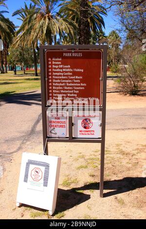 Regole del parco e un avviso per osservare le creature velenose al Parco Agua Caliente a NE Tucson, Arizona Foto Stock