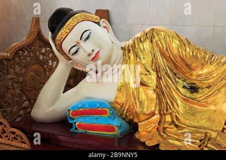 Chauk htat Kyi Reclining Buddha, Yangon (Rangoon), Myanmar (Birmania), Asia Foto Stock