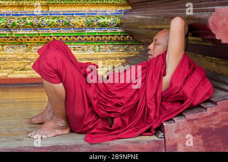 Monaco dormiente in Pagoda Shwedagon, Yangon (Rangoon), Myanmar (Birmania), Asia Foto Stock