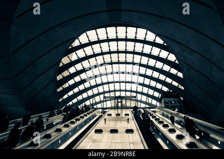 Architettura alla Canary Wharf Station di Londra. Ogni anno oltre 40 milioni di persone passano attraverso la stazione. Foto Stock