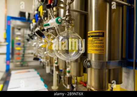 Cambridge ma USA - circa marzo 2020 - un sistema di purificazione dei solventi in laboratorio Foto Stock