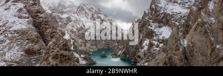 Landcape aereo della prima caduta di neve al lago Kol Suu. Köl-Suu (Kyrgyz: Көлсуу) è un lago alpino del distretto di AT-Bashi, nella provincia di Naryn, nel sud-est Foto Stock