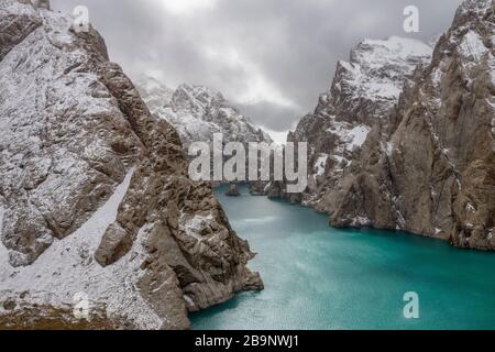 Landcape aereo della prima caduta di neve al lago Kol Suu. Köl-Suu (Kyrgyz: Көлсуу) è un lago alpino del distretto di AT-Bashi, nella provincia di Naryn, nel sud-est Foto Stock