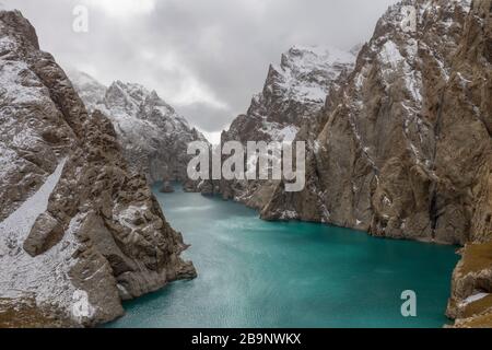 Landcape aereo della prima caduta di neve al lago Kol Suu. Köl-Suu (Kyrgyz: Көлсуу) è un lago alpino del distretto di AT-Bashi, nella provincia di Naryn, nel sud-est Foto Stock