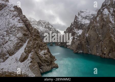 Landcape aereo della prima caduta di neve al lago Kol Suu. Köl-Suu (Kyrgyz: Көлсуу) è un lago alpino del distretto di AT-Bashi, nella provincia di Naryn, nel sud-est Foto Stock