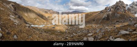 Paesaggio che si affaccia sulla valle del Kurumduk da Köl-Suu, un lago alpino nel distretto di AT-Bashi della provincia di Naryn del Kirghizistan sud-orientale. Si trova in posizione Foto Stock