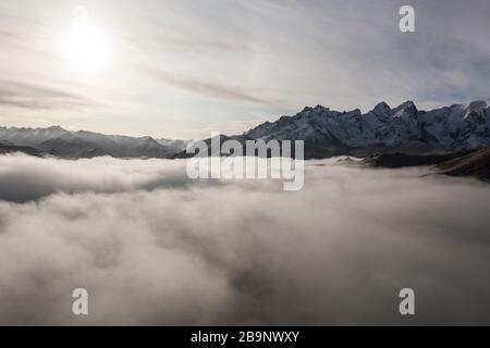 Paesaggio aereo poco dopo l'alba autunnale sulla valle di Kurmduk, nelle vicinanze della valle di AK-sai e del lago di Kol Suu, che mostra il fiume Kurumduk Foto Stock