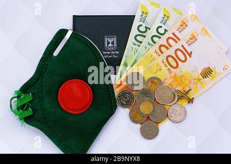 Nuovo siclo israeliano valuta israeliana in banconote e monete, una maschera protettiva, un respiratore, e ID Israeliano Foto Stock