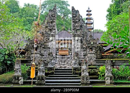 Porta centrale del Tempio di Gunung Lebah, uno dei punti di riferimento centrali di Ubud. Il nome del tempio si traduce in ‘mtempio a valle di montagna’ in arco Foto Stock