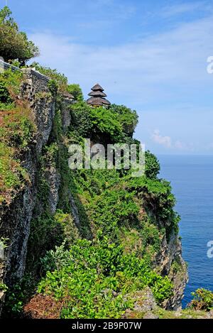 Il tempio di Uluwatu è un famoso tempio indù a Bali. Uluwatu è uno dei templi da cartolina di Bali, la cui base rocciosa è anche conosciuta tra i surfisti come un Foto Stock