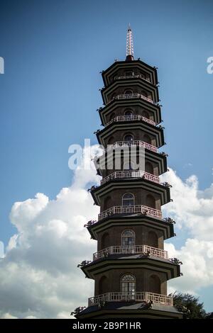 La Grande Pagoda restaurata, progettata da Sir William Chambers, contro il cielo blu con nuvole completamente bianche. Foto Stock
