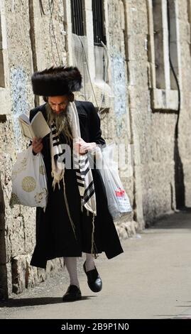 Un Ebreo assidico che indossa un Shtreimel (tradizionale cappello di pelliccia) nel quartiere di Mea Shearim a Gerusalemme. Foto Stock