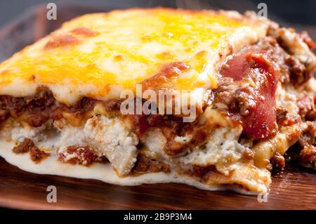 Una lasagna fatta in casa, un pasto di vacanza italiano Foto Stock