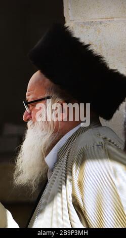 Un Ebreo assidico che indossa un Shtreimel (tradizionale cappello di pelliccia) nel quartiere di Mea Shearim a Gerusalemme. Foto Stock